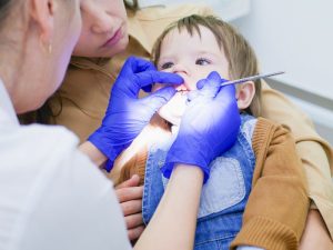 bebé en el odontopediatra en su primer control dental